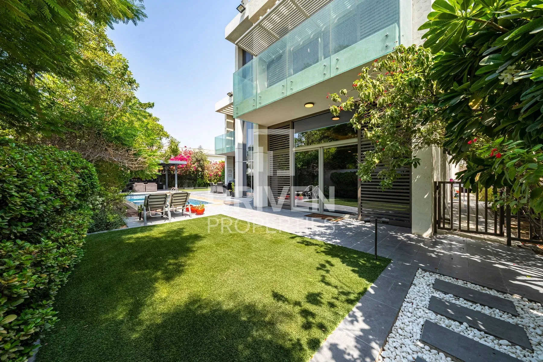 Exterior photo 5