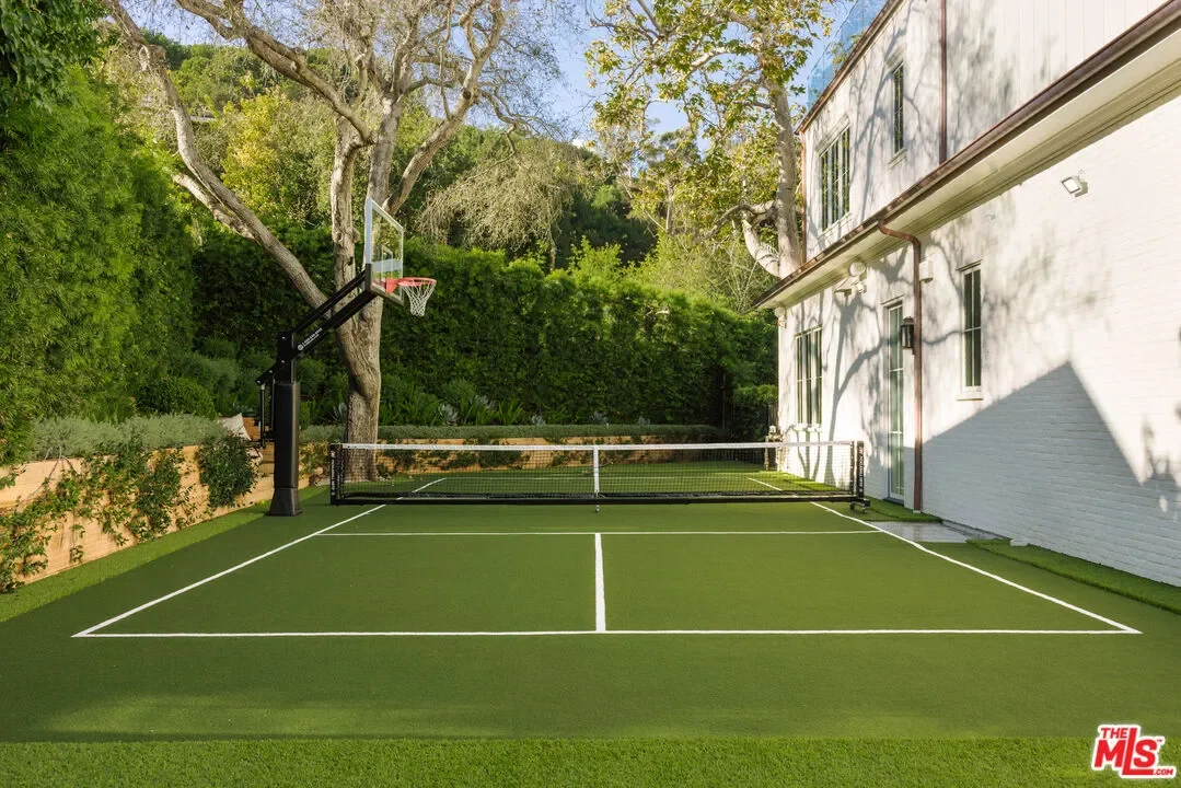 1682 San Onofre Dr, Los Angeles, California, United States. - Photo 10