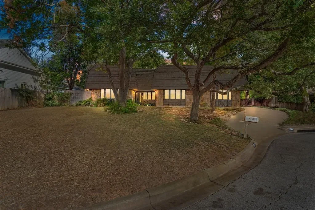 5300 Northcrest Road, Fort Worth, Texas, United States. - Hero Image
