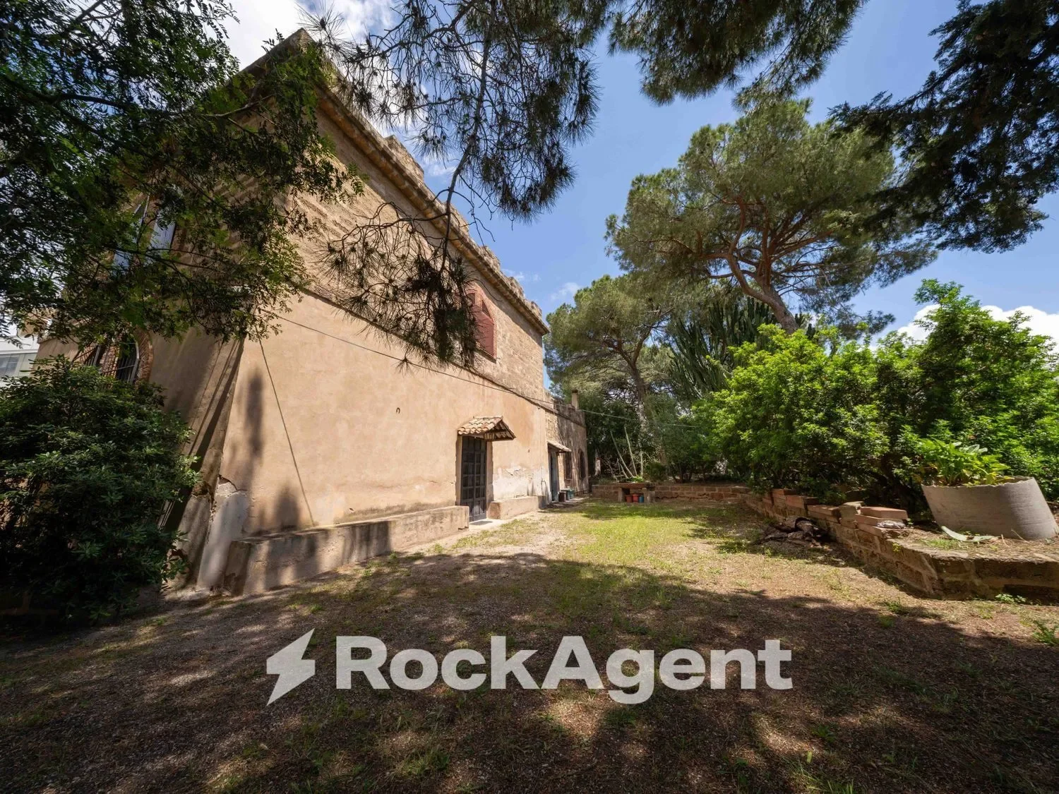 Exterior photo 9
