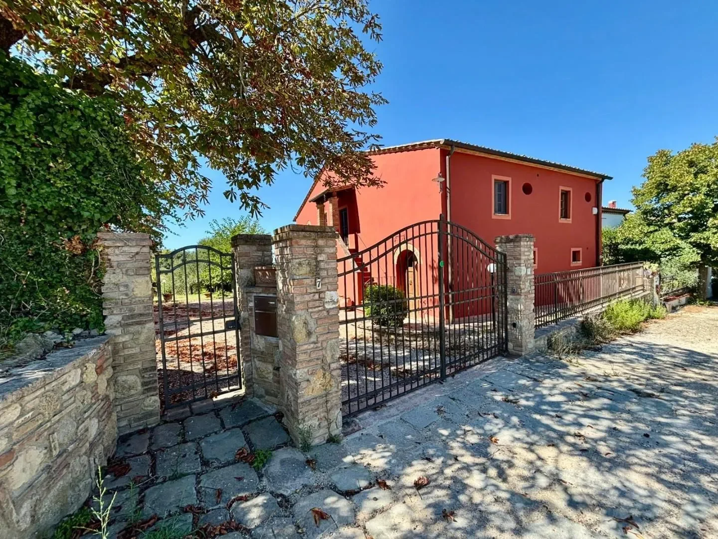 Exterior photo 3