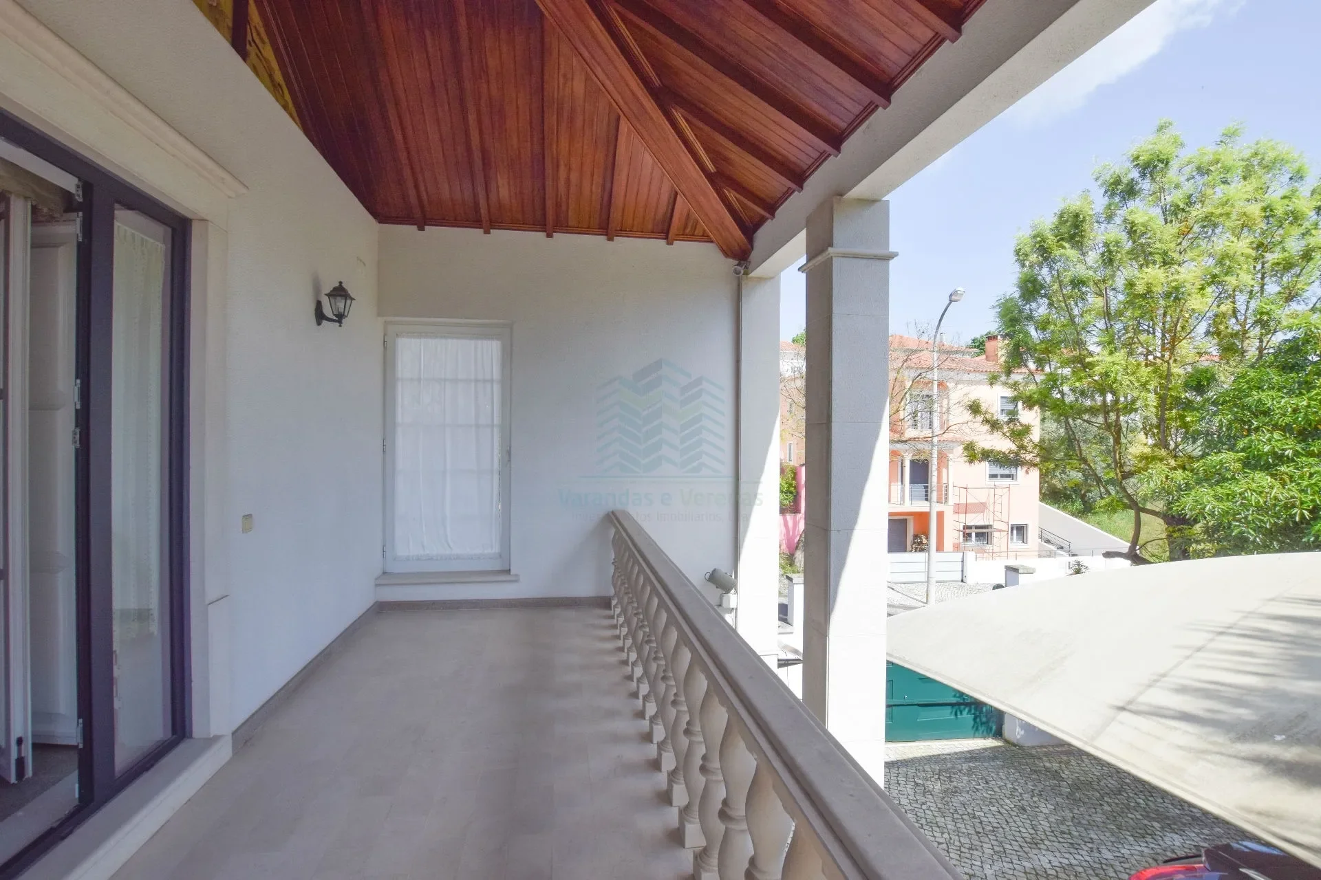 Exterior photo 5