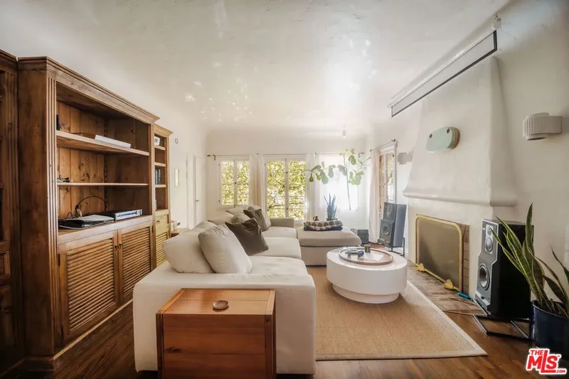 2563 N Beachwood Drive, Los Angeles, California, United States. - Photo 26