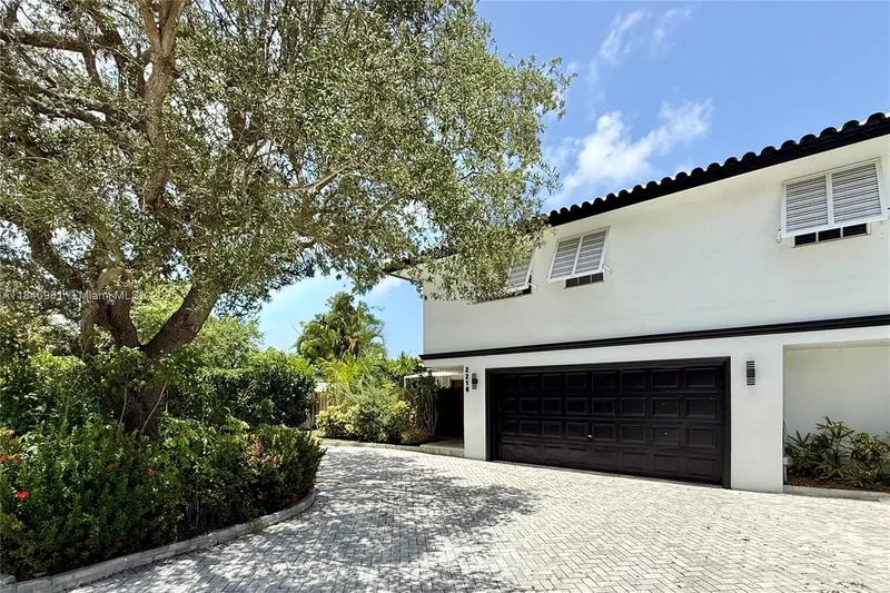 Single Family Residence in Wilton Manors