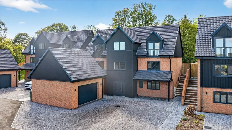 5 bedroom Detached House for sale in Woodlesford