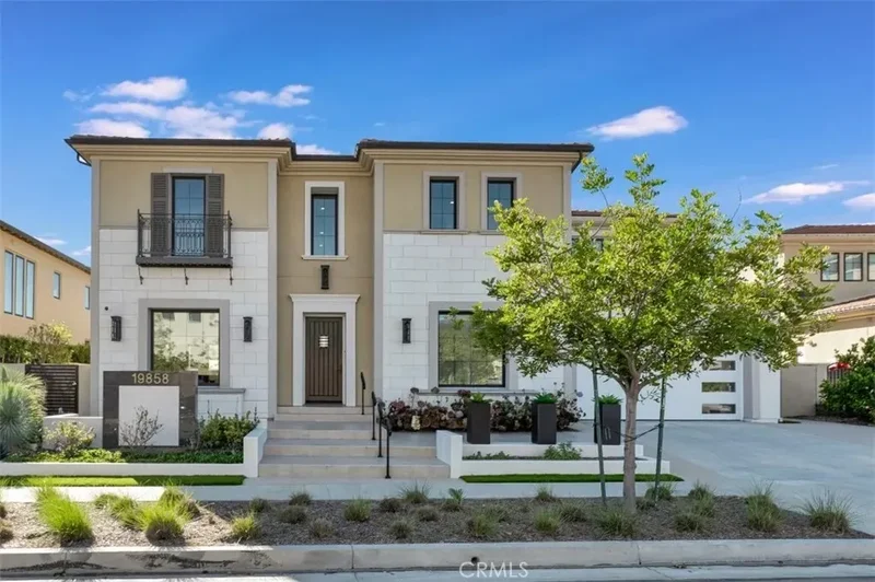 Single Family Residence in Chatsworth