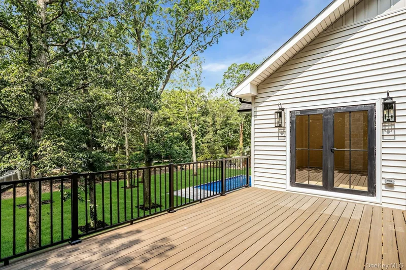 115 Weeks Drive, Huntington Station, New York, United States. - Photo 21