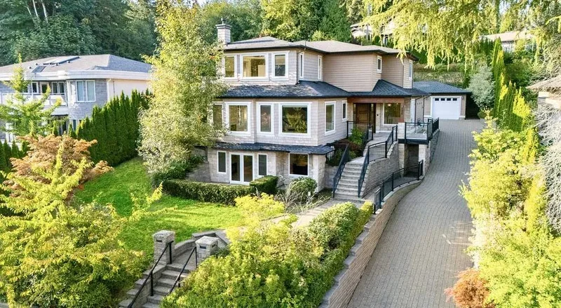 STUNNING RESIDENCE IN THE LOWER BRITISH PROPERTIES