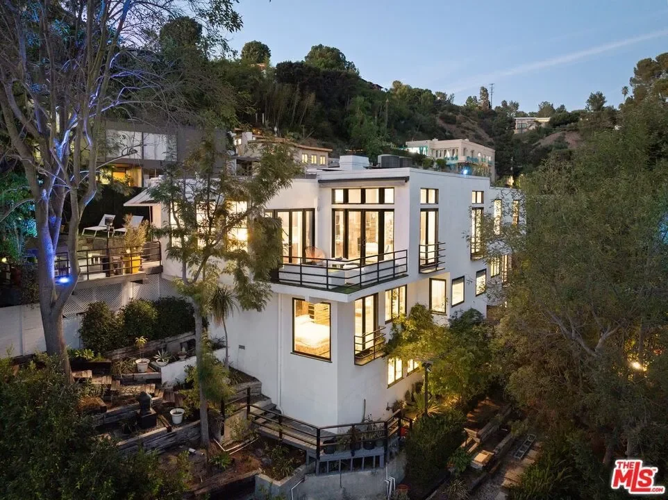 9314 Lloydcrest Drive, Beverly Hills, California, United States. - Photo 3