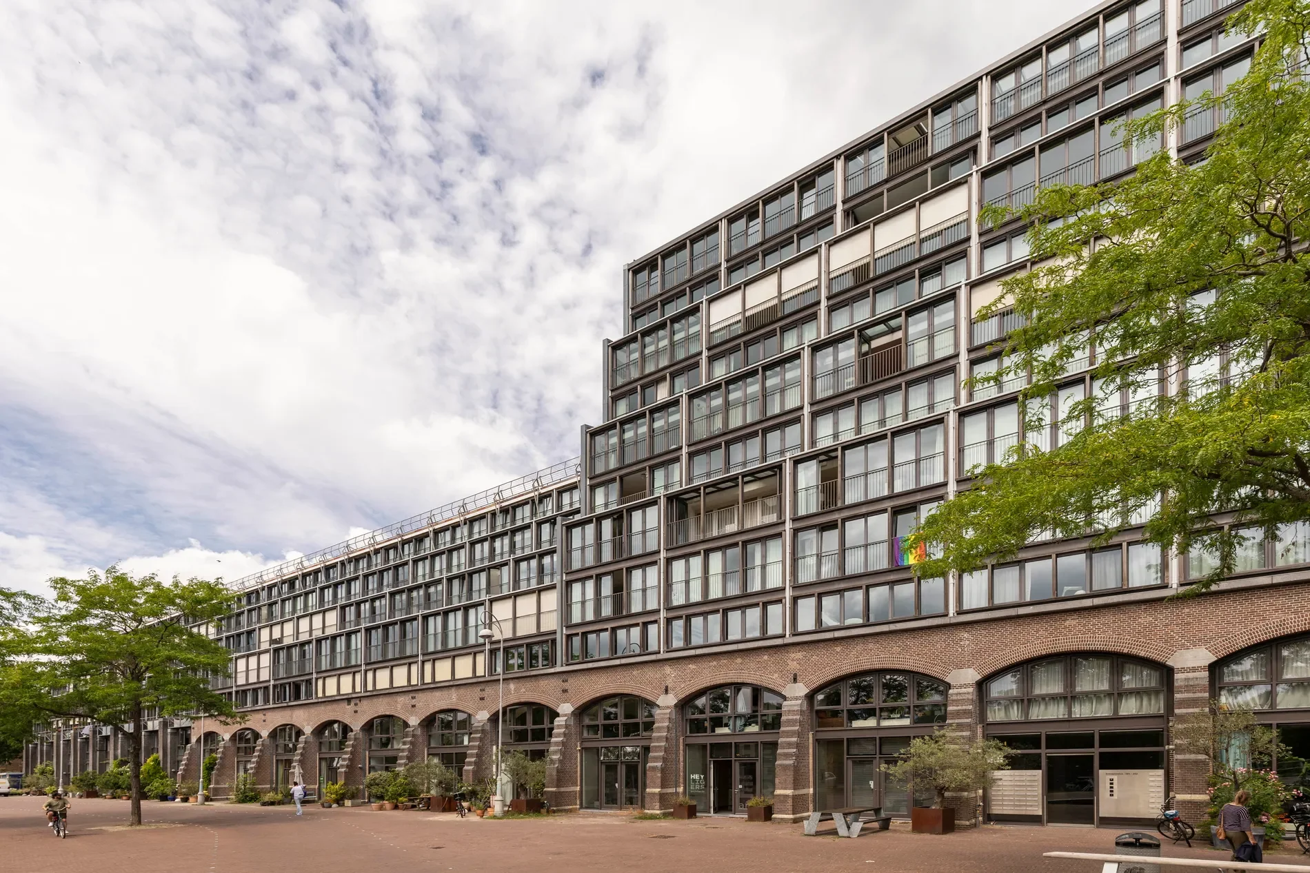 Exterior photo 4