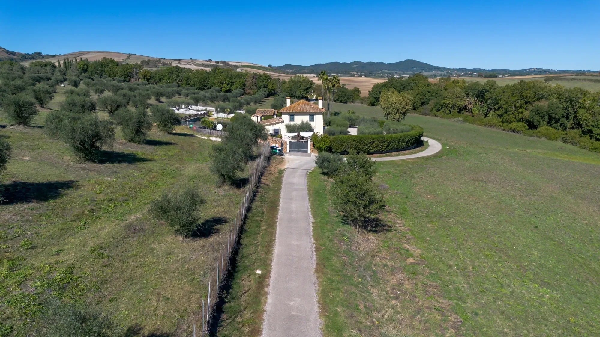 Il Casale – Tenuta di Charme con Oliveto e Vista Panoramica nel Parco di Veio