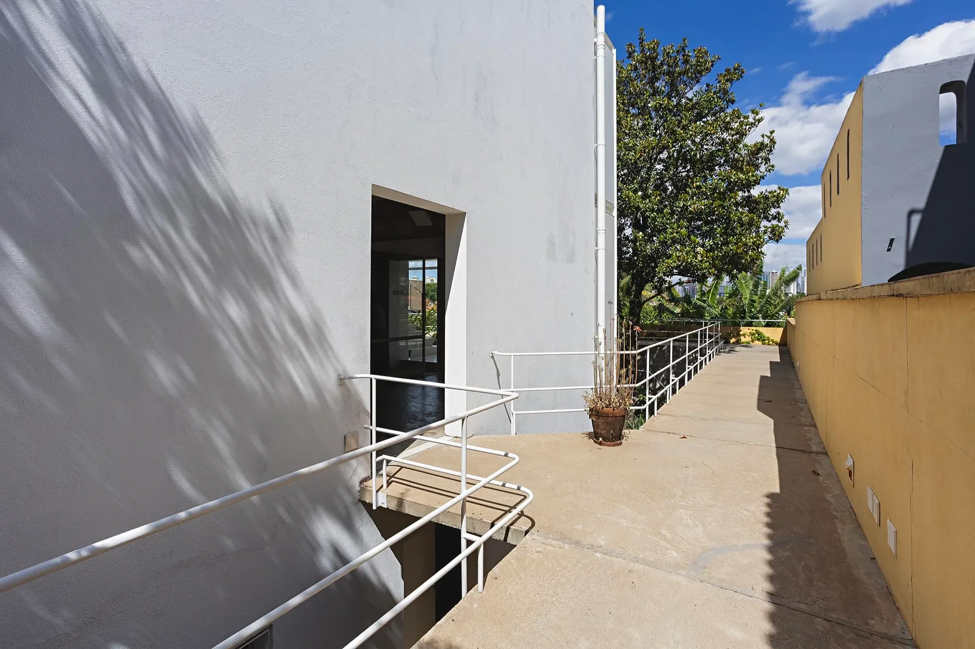 Exterior photo 8