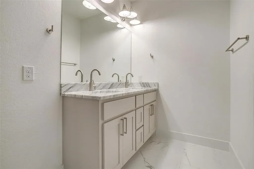 5618 Oaks Lane, Fort Worth, Texas, United States. - Photo 19