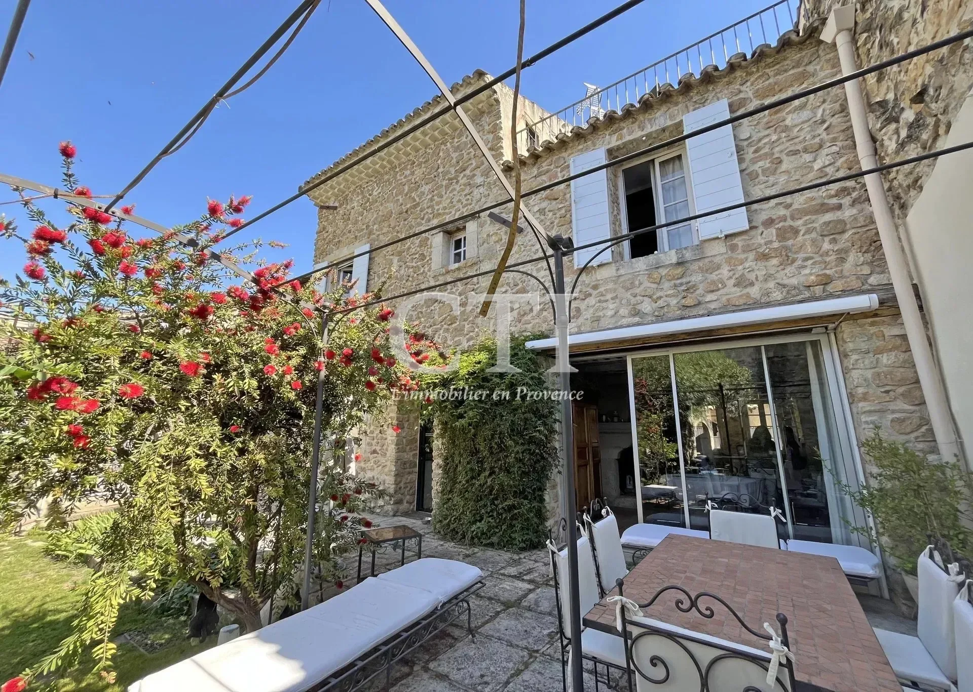Exterior photo 4