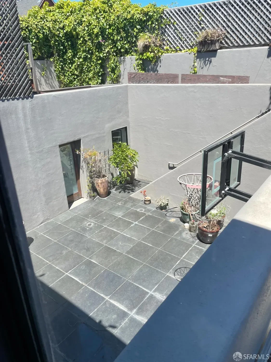 Exterior photo 2