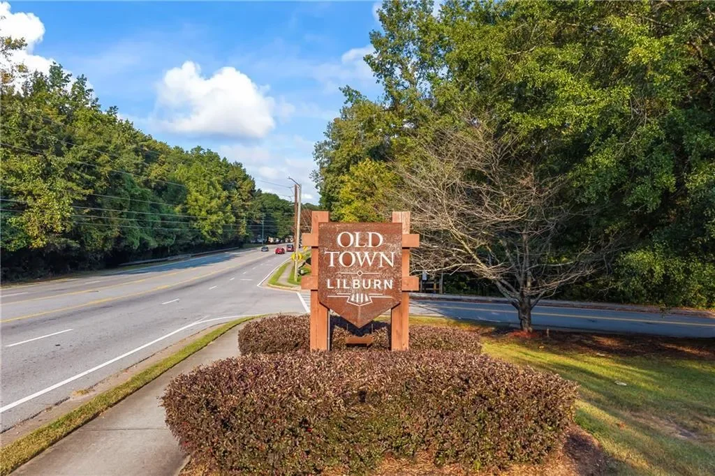 Single Family Residence in Lilburn