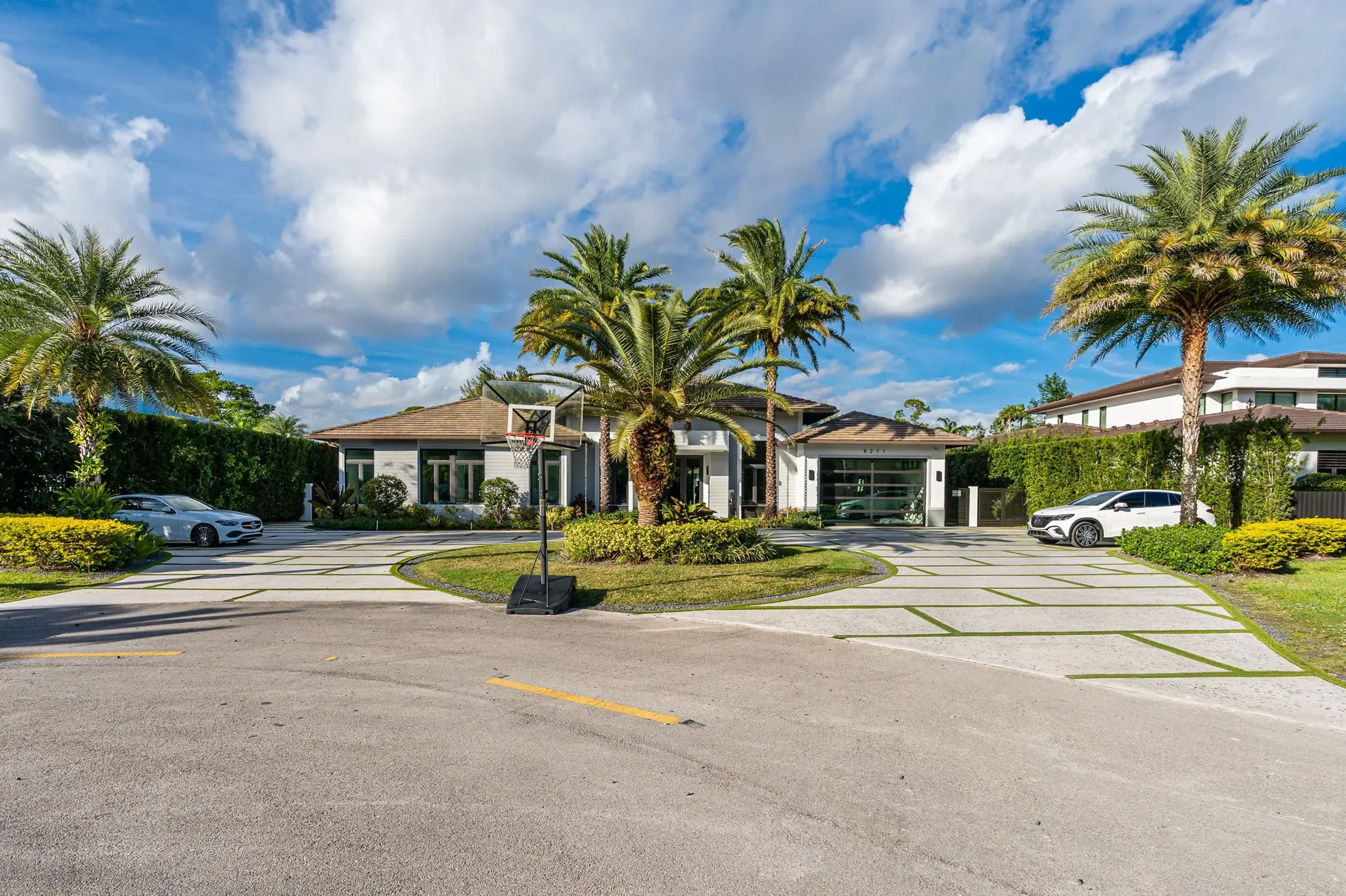Exterior photo 6