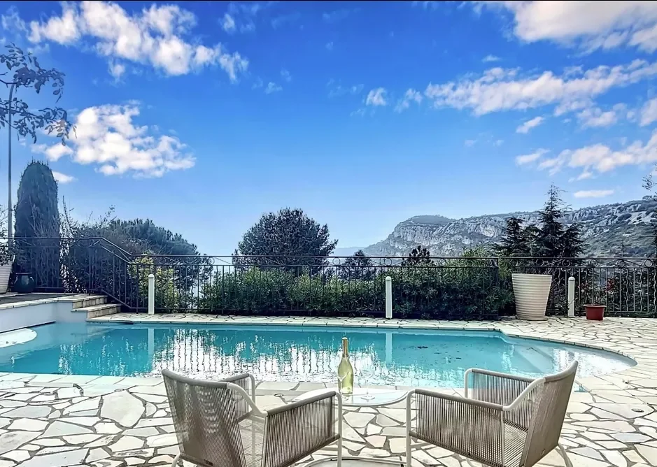 LA TURBIE, PRIVATE DOMAIN, BEAUTIFUL PROVENCAL VILLA WITH POOL, SEA VIEW AND LARGE GARAGE