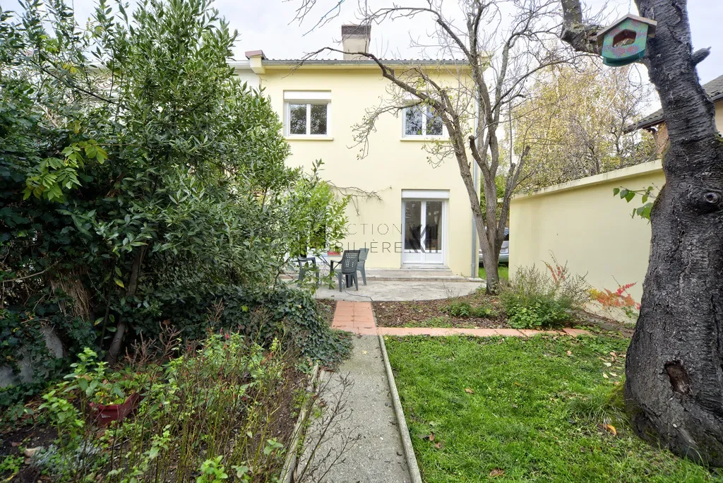 Exterior photo 2
