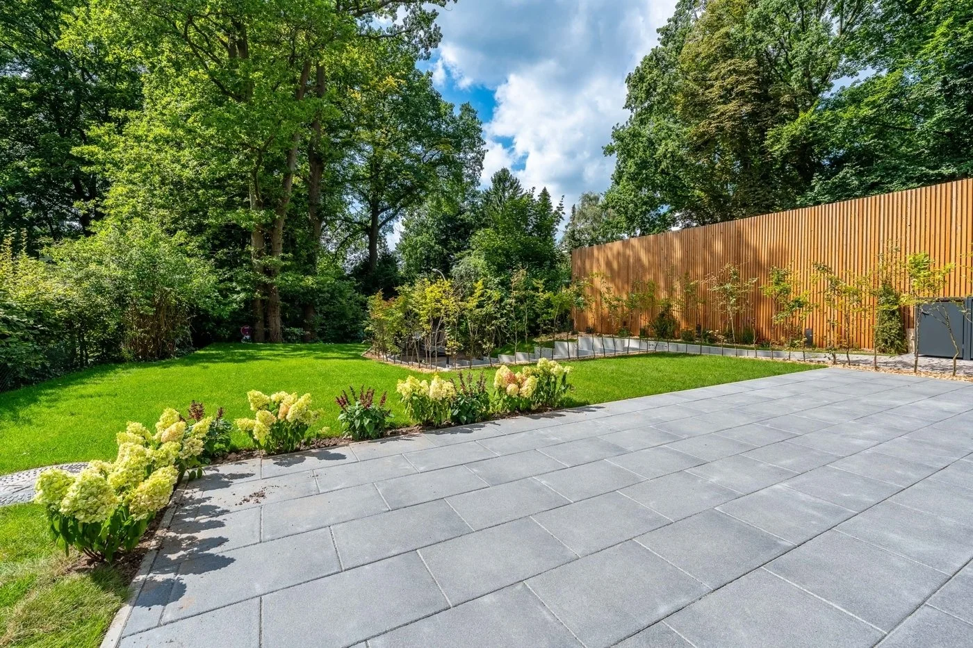 Exterior photo 2