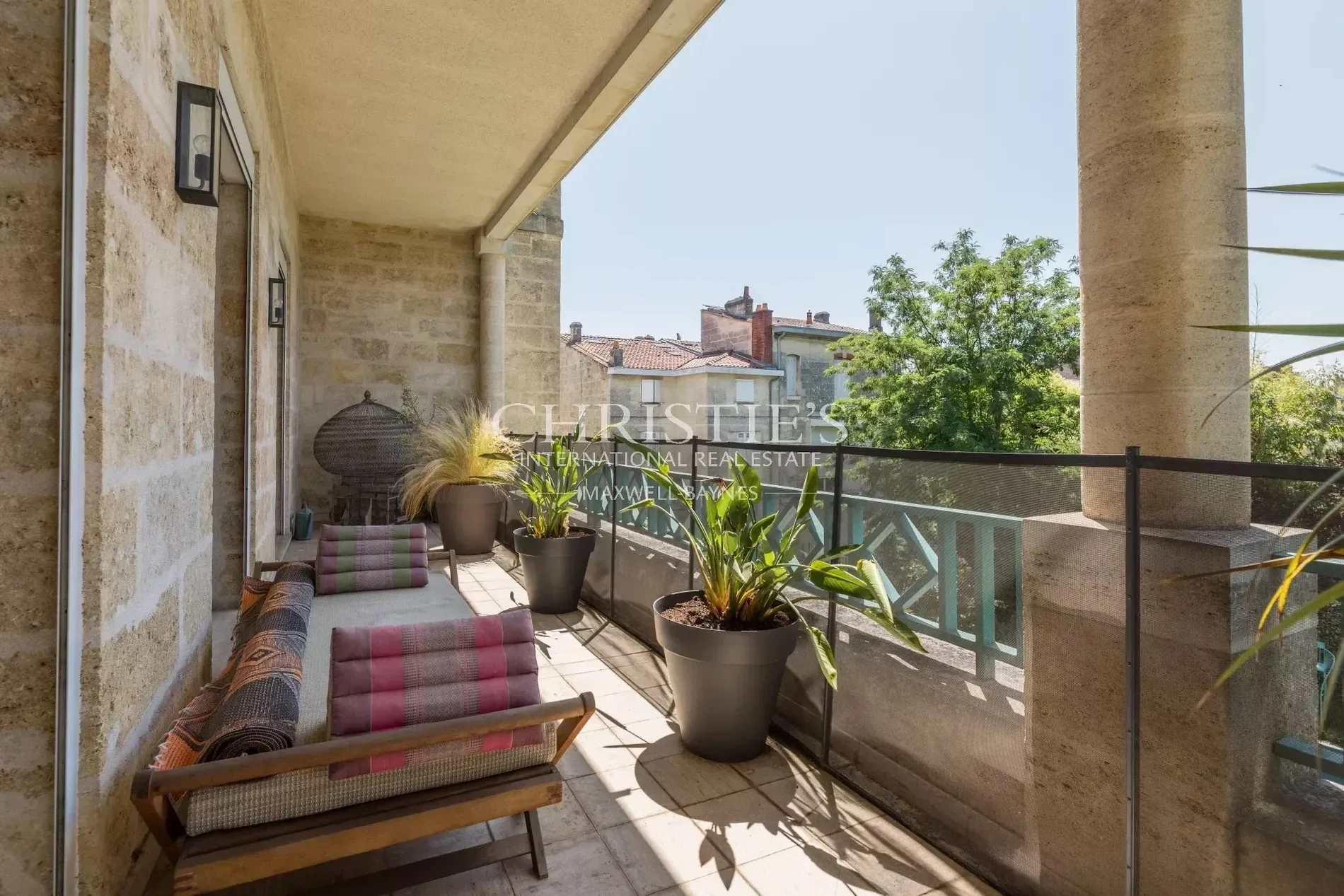 Exterior photo 5