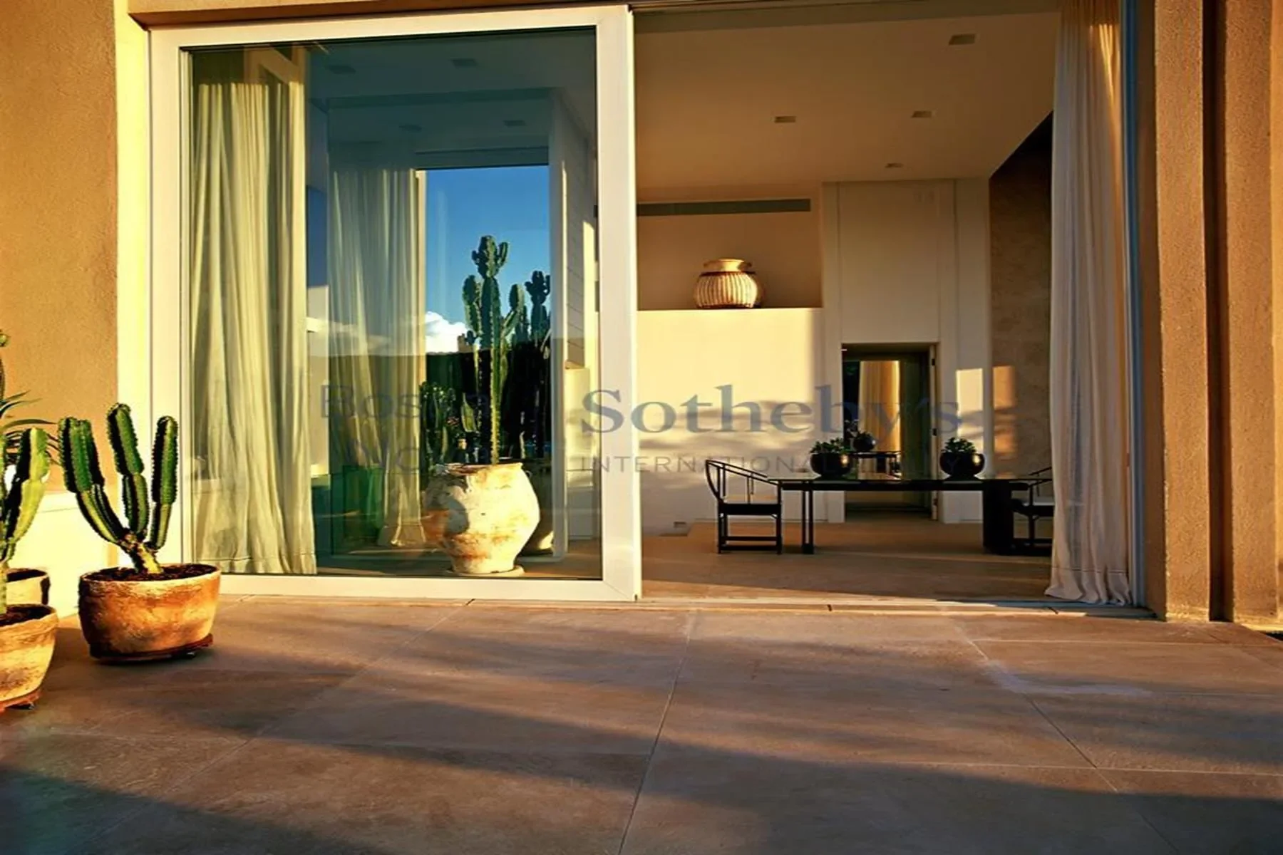 Exterior photo 5