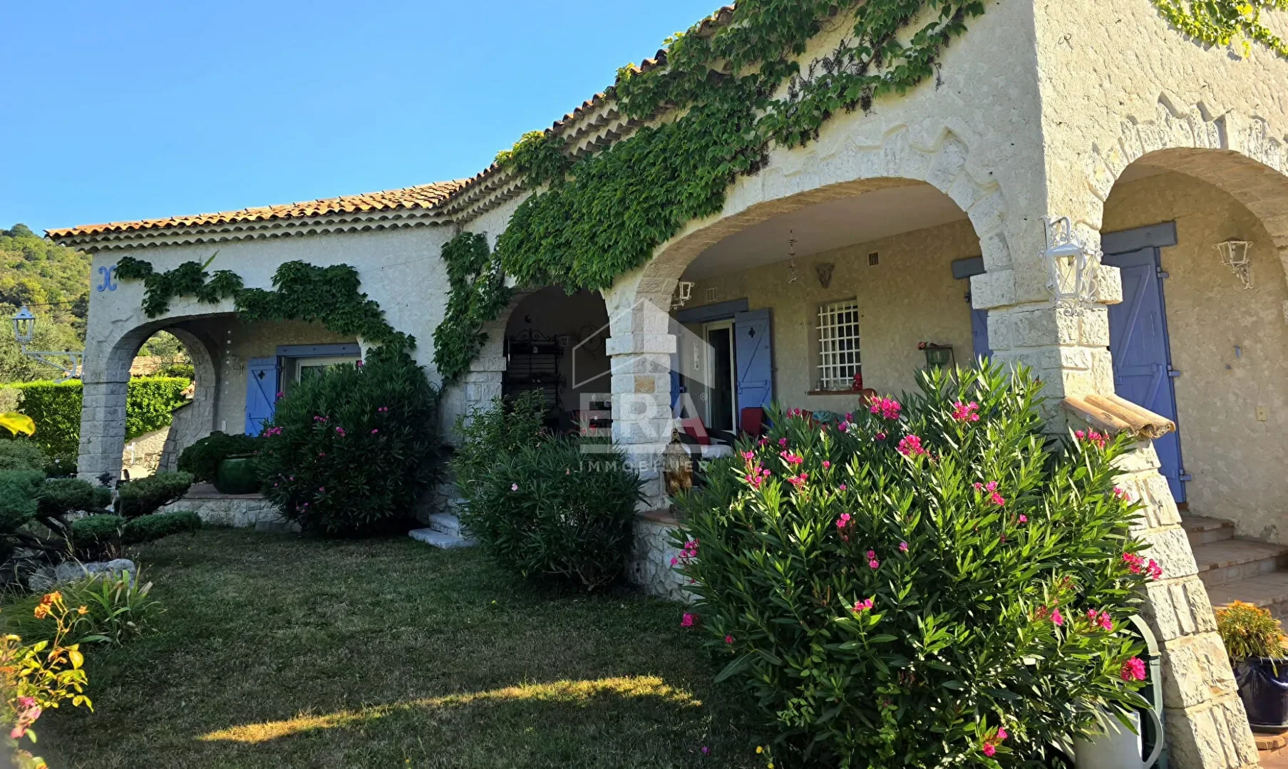 Exterior photo 3