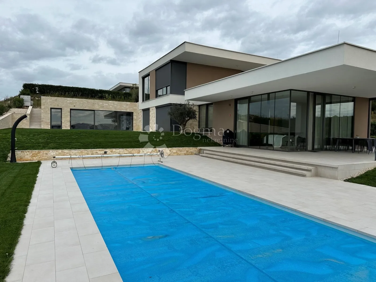 Exterior photo 2