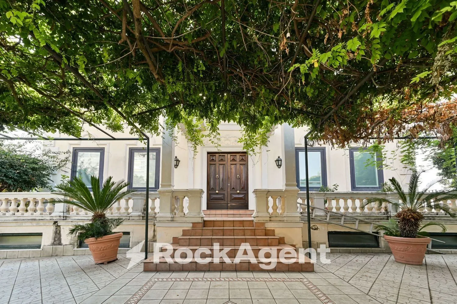 Exterior photo 5