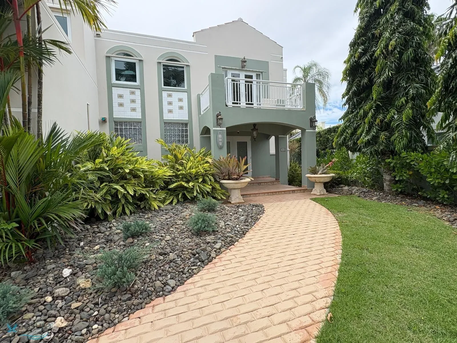 Exterior photo 2