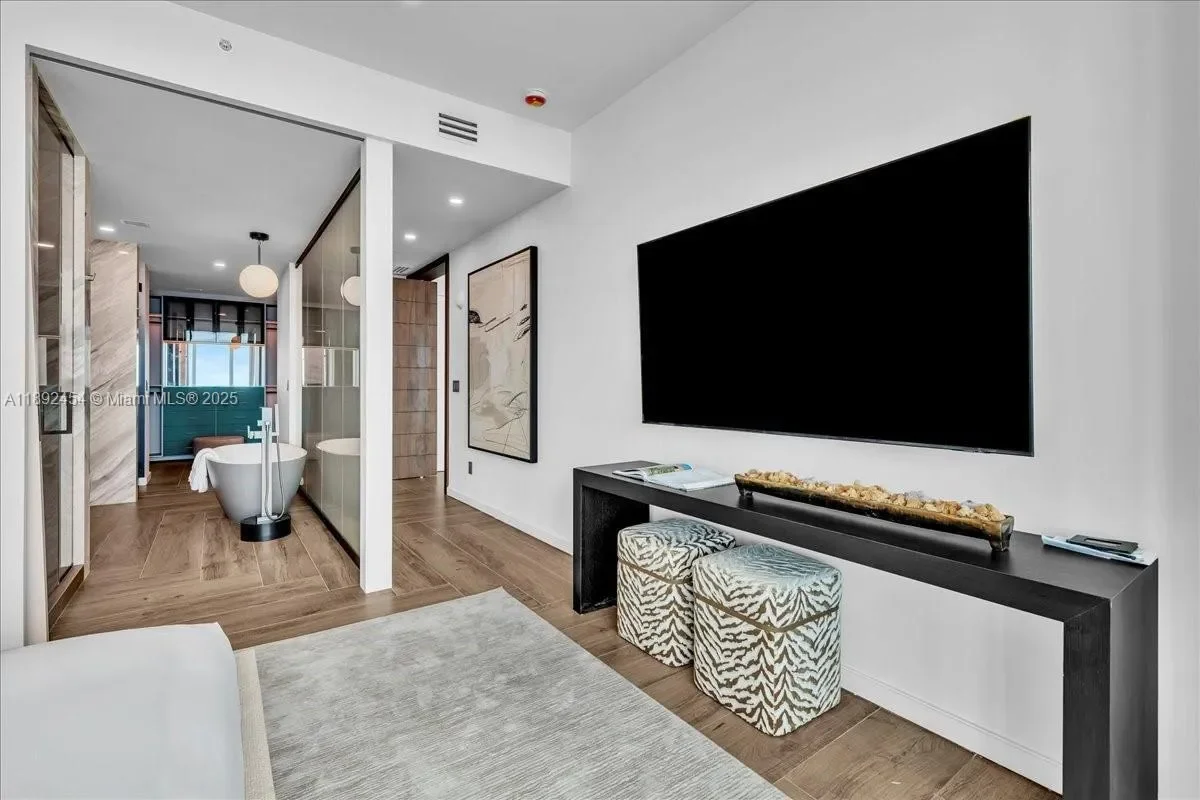 888 Biscayne Blvd #PH 5704, Miami, FL 33132, Miami, Florida, United States. - Photo 49