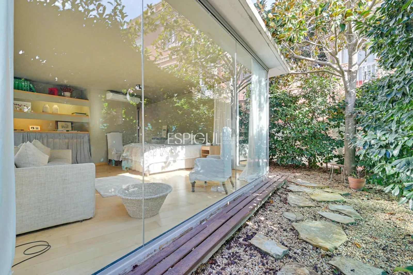 Exterior photo 1