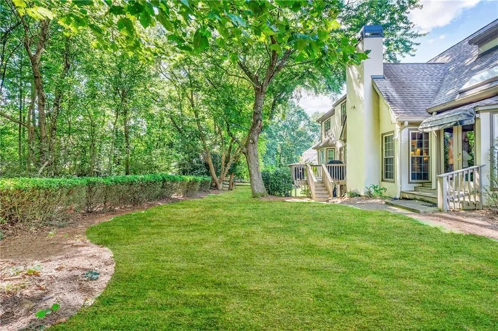 Exterior photo 5