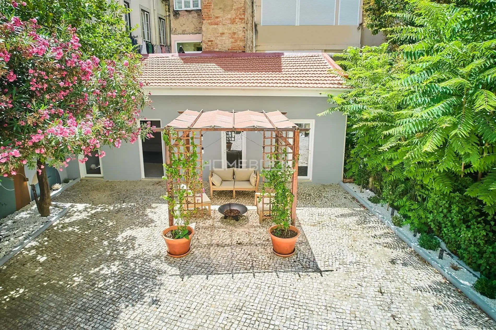 Exterior photo 1