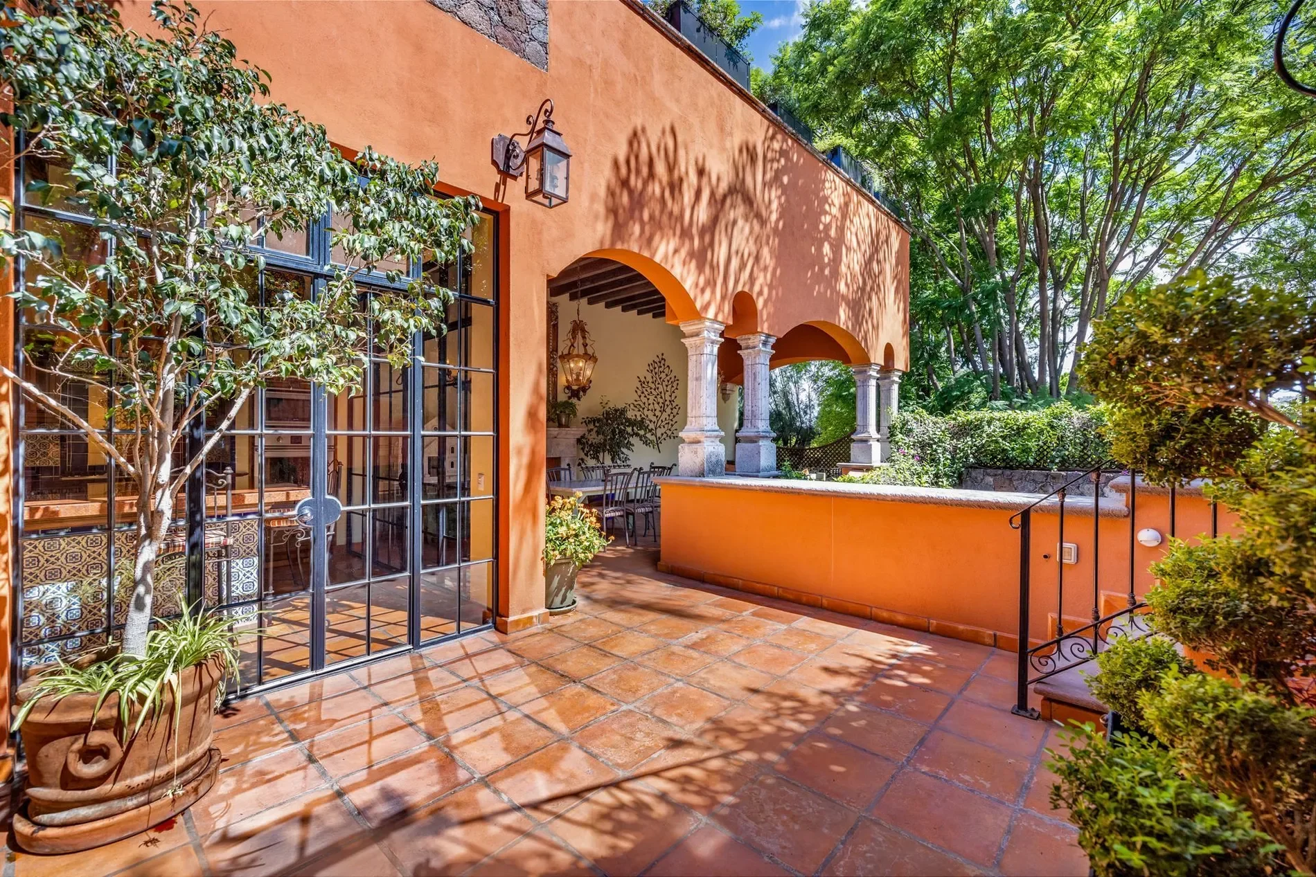 Exterior photo 5
