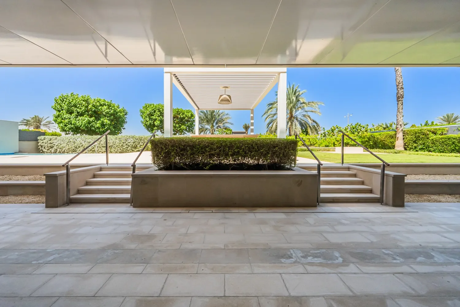 Exterior photo 1