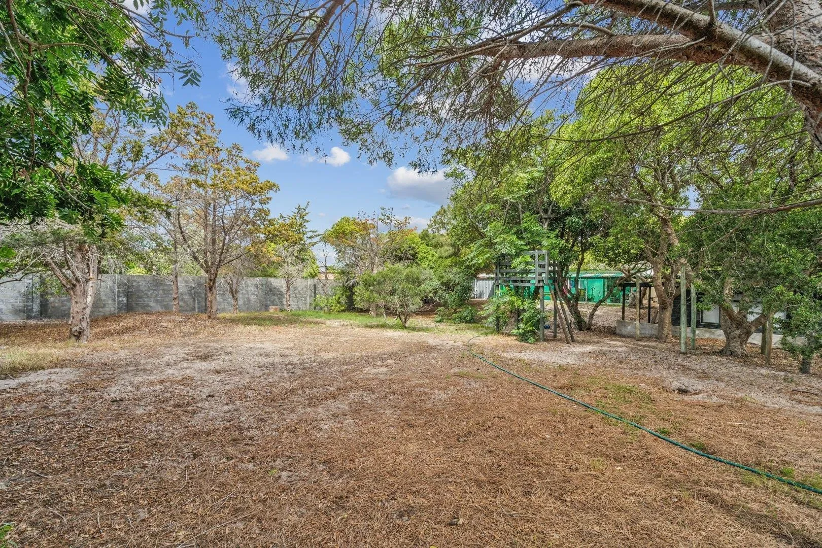 Exterior photo 4