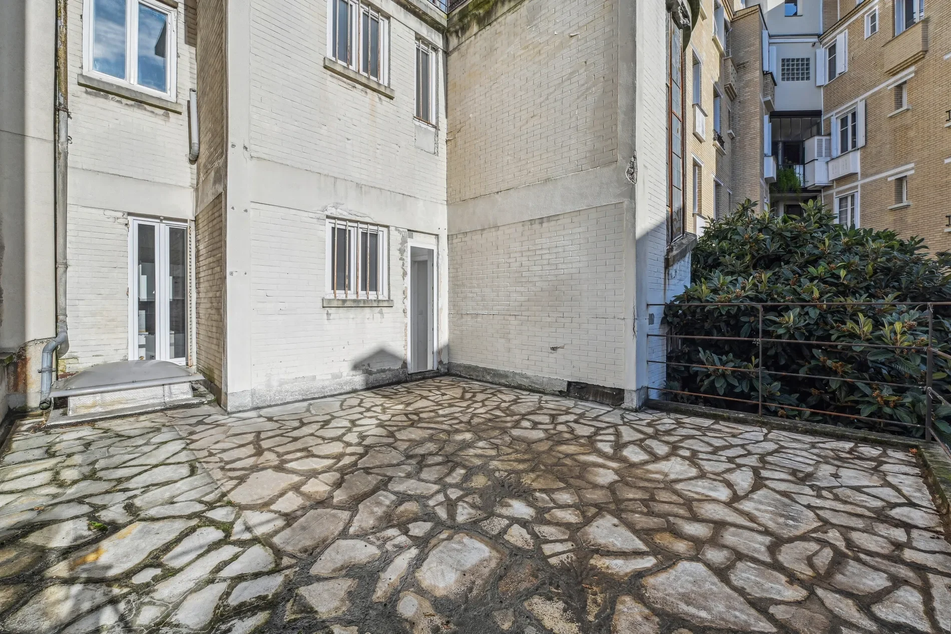 Exterior photo 3