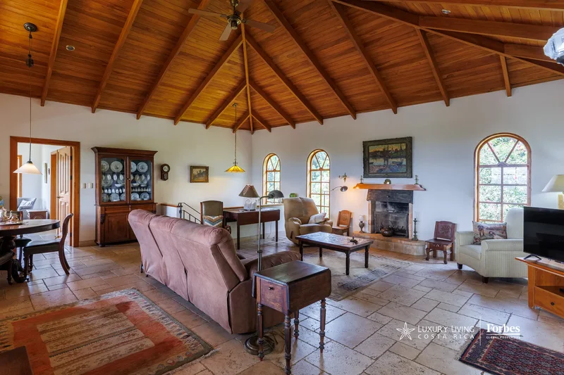 21134 - Residence with large land and fruit trees in La Guácima