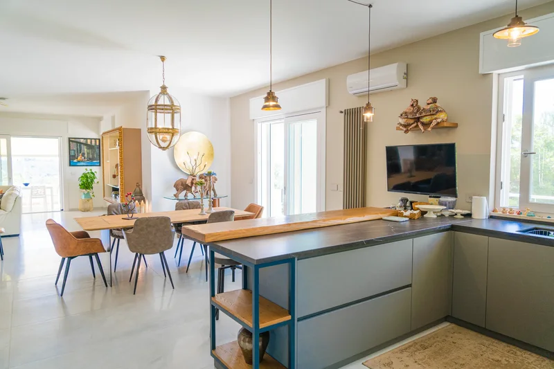 Outstanding villa with pool and sea-view within walking distance from the centre and the sea
