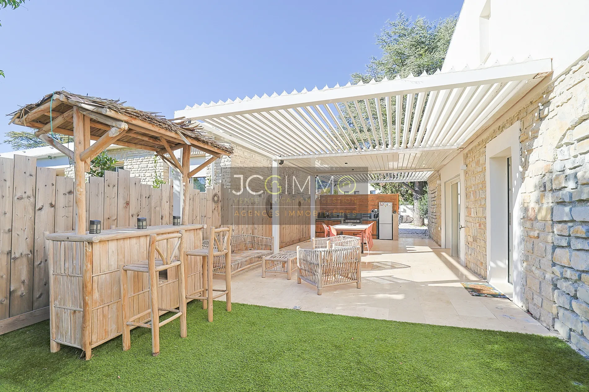 Exterior photo 2