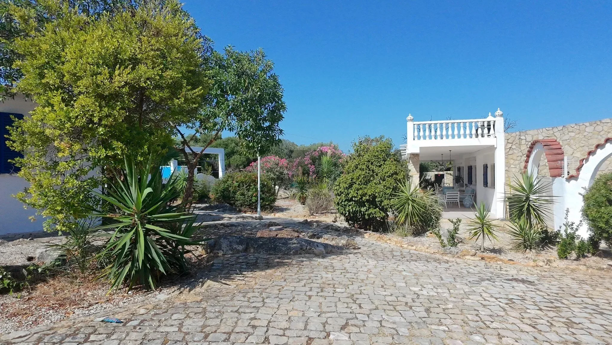 Exterior photo 6