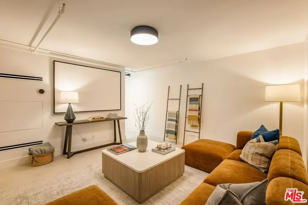 922 N West Knoll Drive, Los Angeles, California, United States. - Photo 37