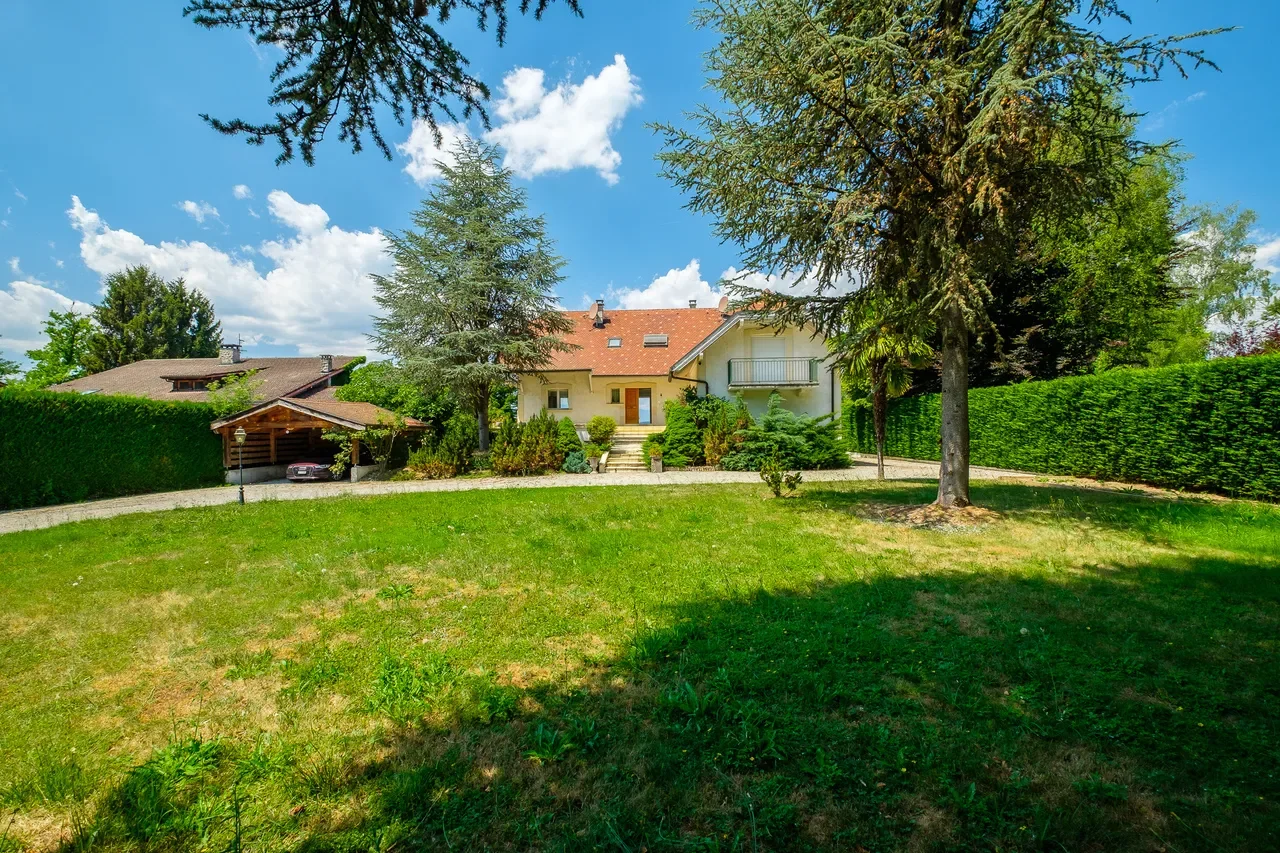 Exterior photo 2