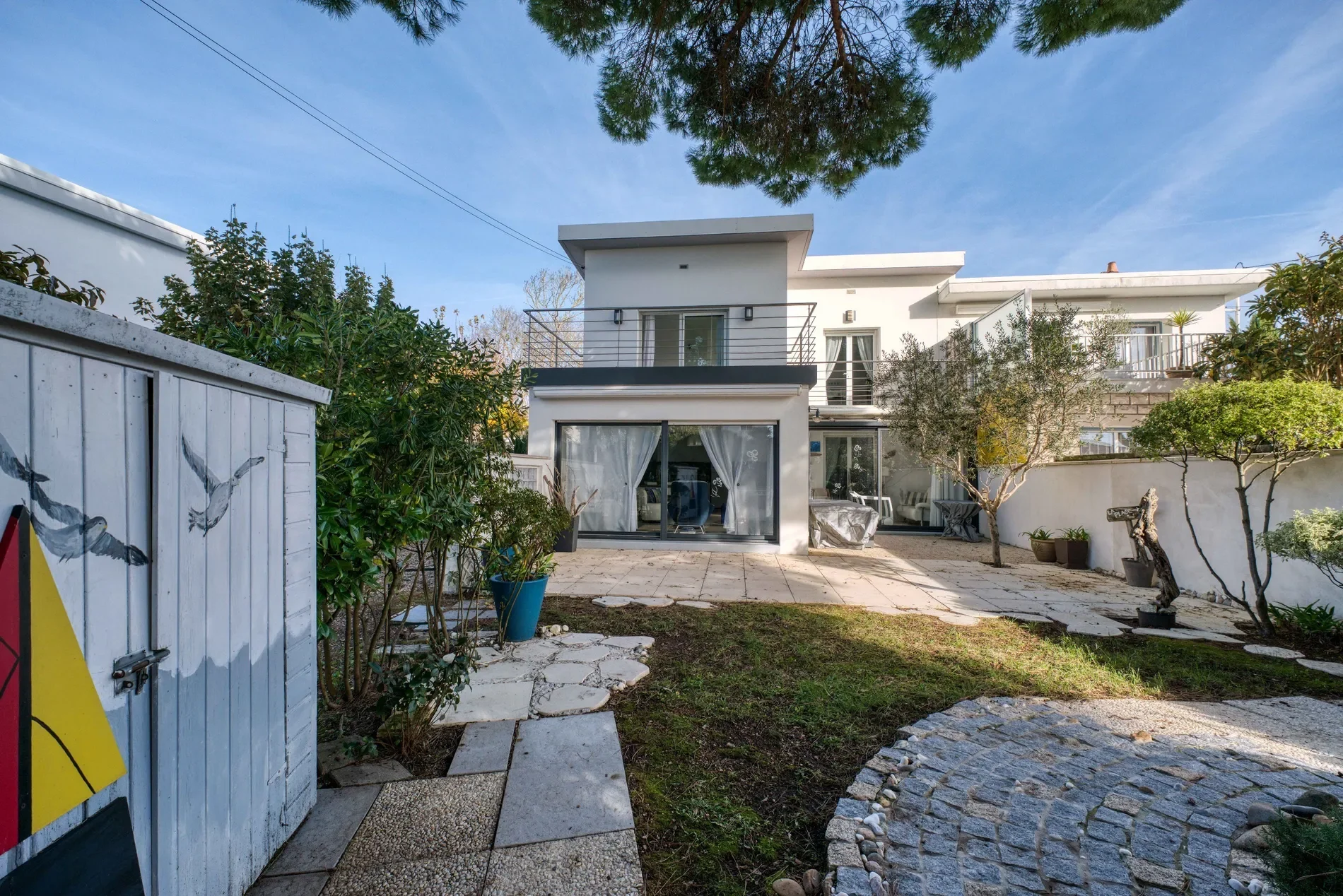 Exterior photo 4