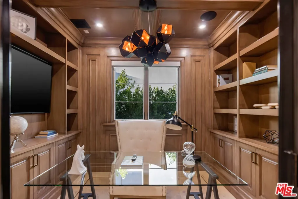 843 N Spaulding Avenue, Los Angeles, California, United States. - Photo 2