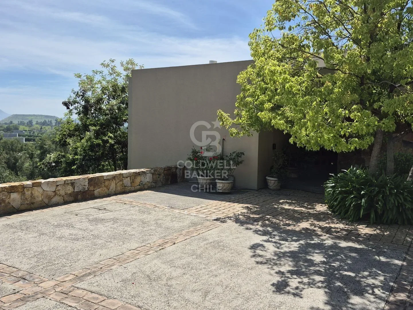 Exterior photo 2