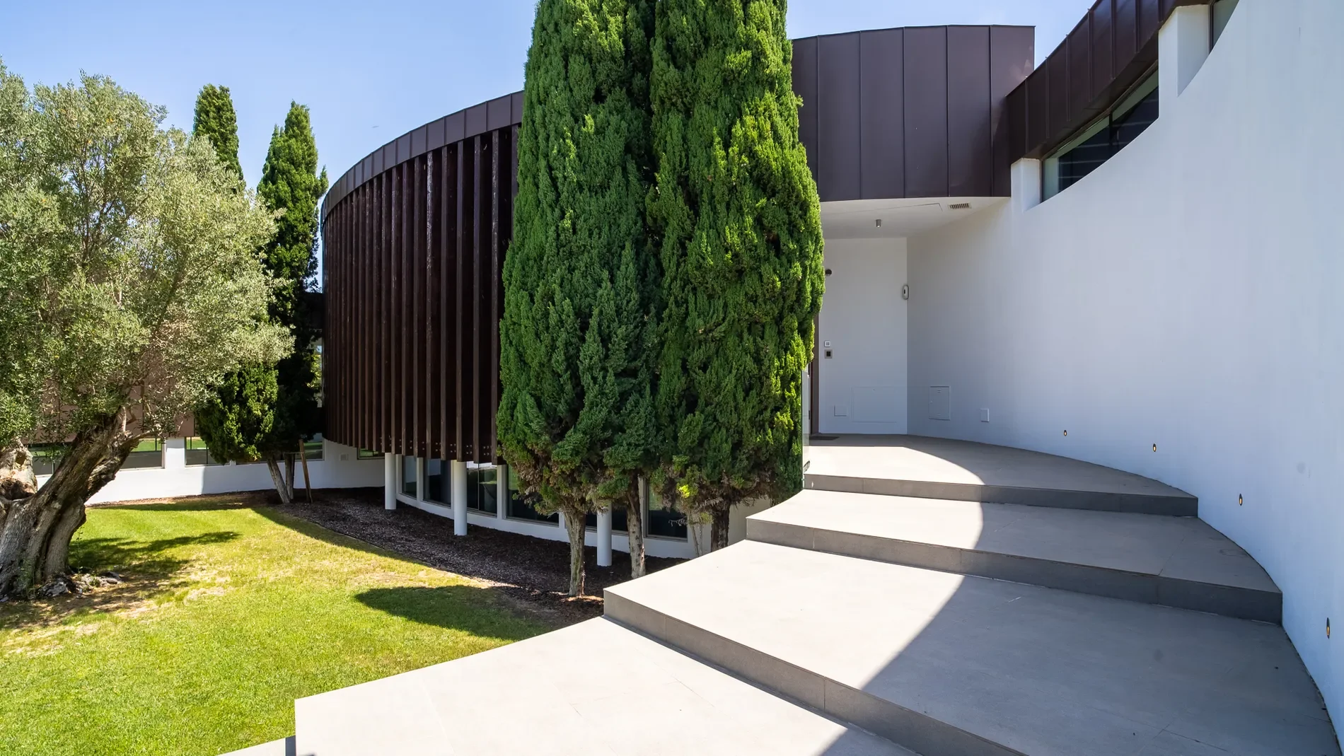 Exterior photo 5
