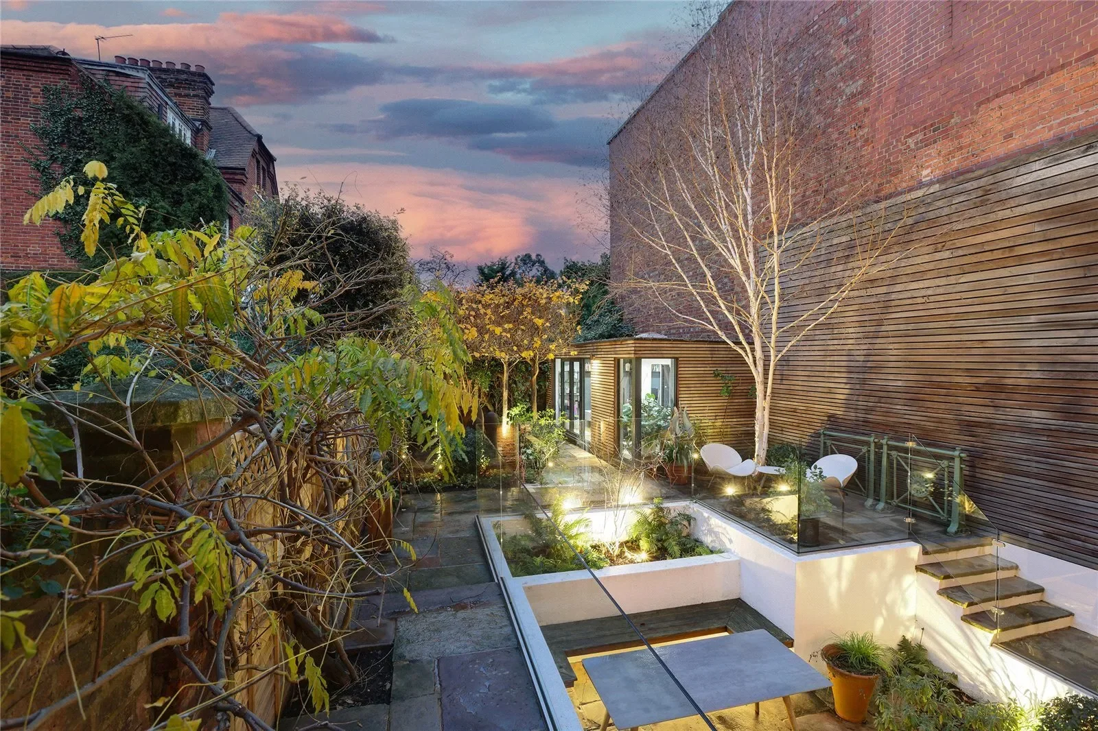 Exterior photo 2