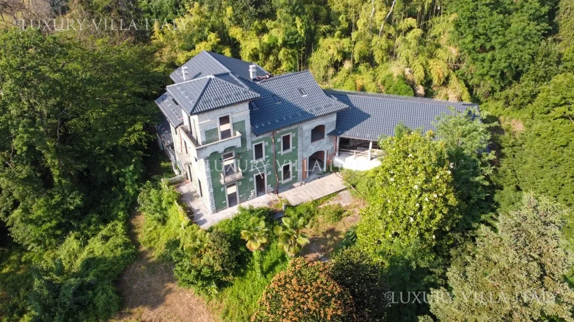 Exterior photo 4